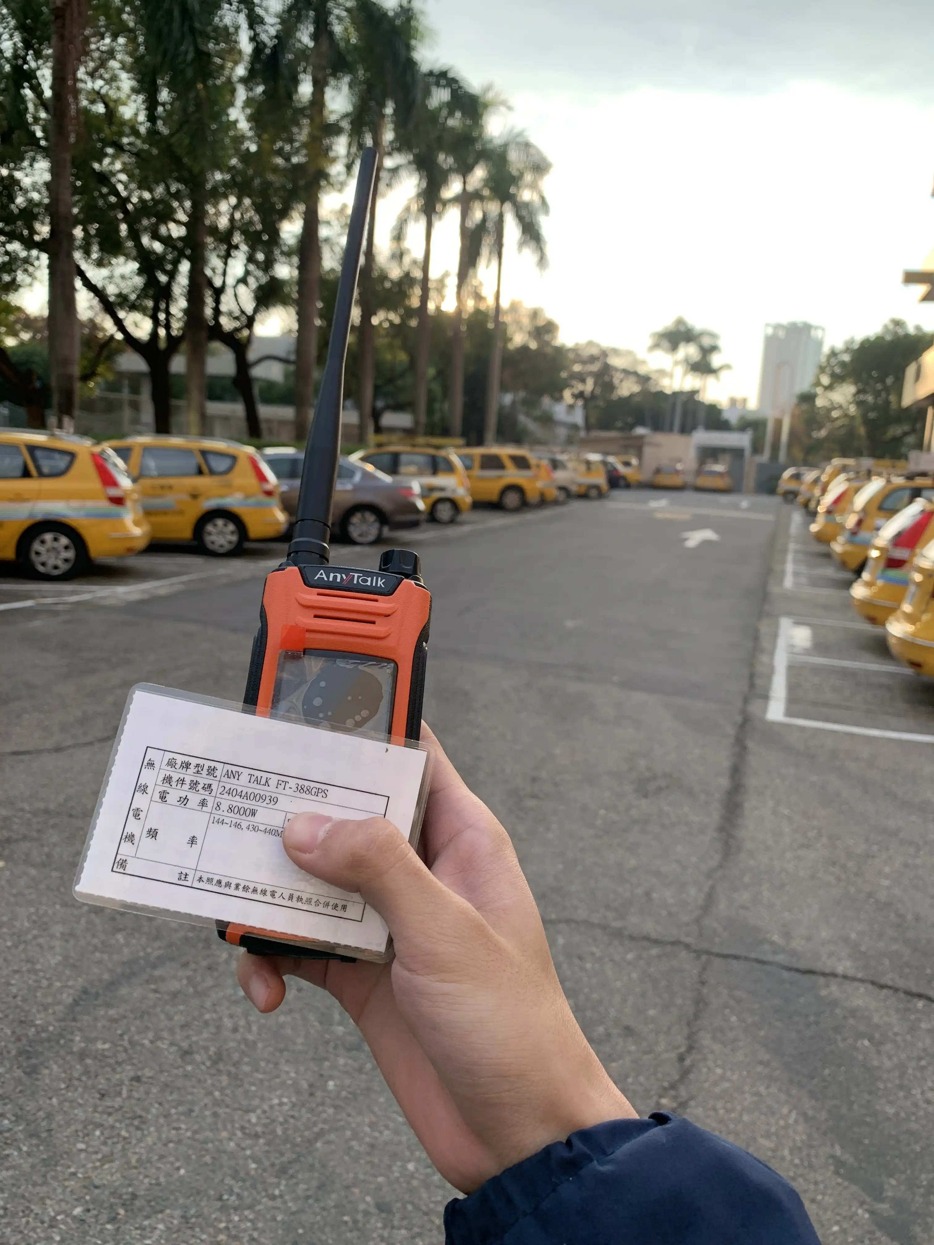 在 NCC 門口的無線電和電台執照照片